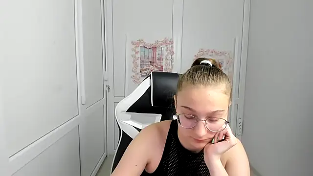 Mia kristal online show from June 7, 7:35 am