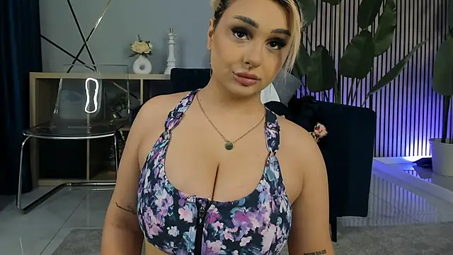 CurvyyVanessa online show from March 28, 4:46 am