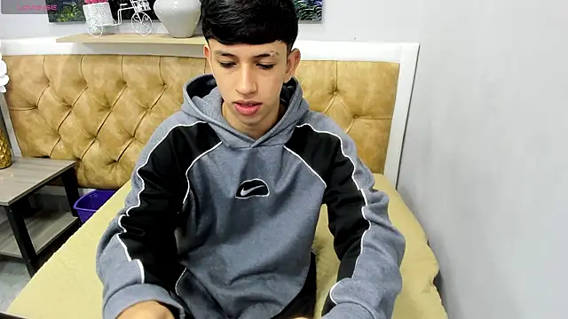 Snapshot of AdrianFranko chatting on July 23, 12:35 pm AdrianFranko online show from July 23, 12:35 pm