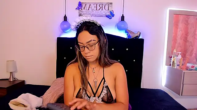 Sia messy online show from April 14, 2:00 pm