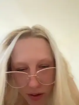 LeniMaria online show from April 22, 5:09 pm