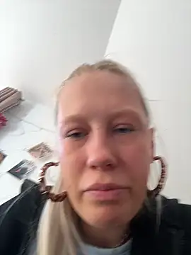 LeniMaria online show from April 3, 4:02 pm