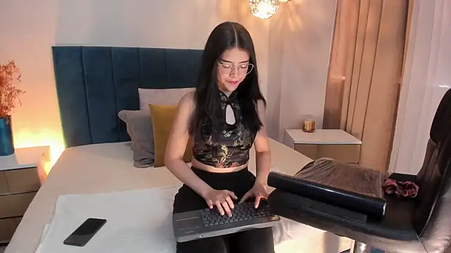 AnnieBlluee online show from May 2, 12:54 pm