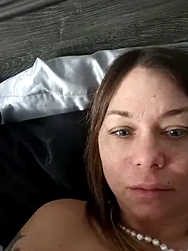 Couple qc online show from March 28, 2:07 pm