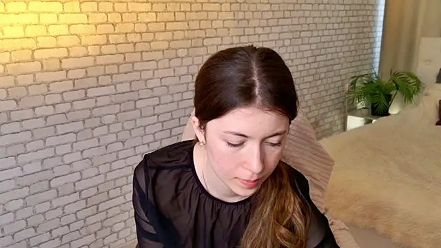 LiuYani online show from May 6, 1:37 pm