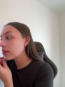 Lauren Storm online show from May 28, 3:18 pm