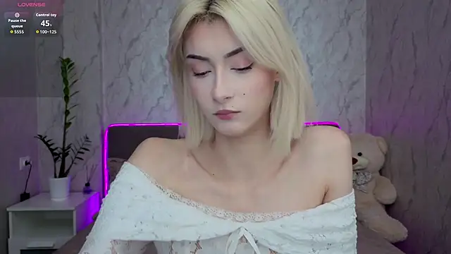 kittysocutie online show from May 11, 12:12 am