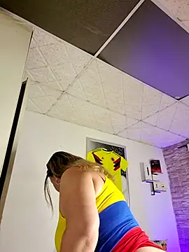 laurabassii online show from June 28, 3:35 am
