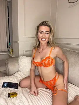 Lola RaeX online show from April 5, 8:04 pm