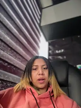 Laila LS online show from April 3, 1:28 pm
