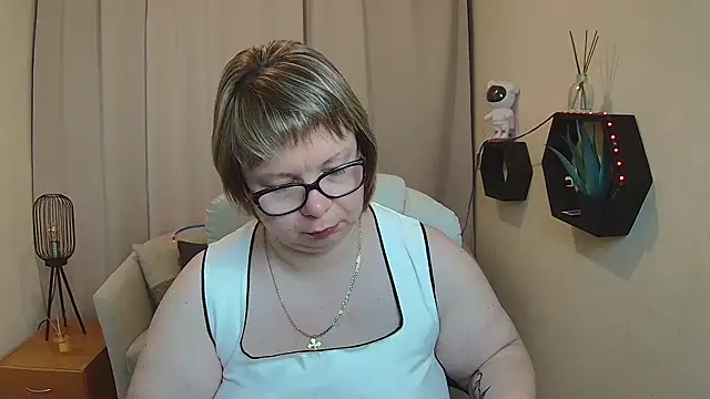 Snapshot of BonnnyBoobsy chatting on May 12, 12:00 pm BonnnyBoobsy online show from May 12, 12:00 pm