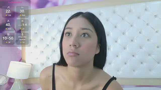 ninaBravu online show from June 8, 1:33 pm