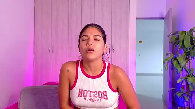 Snapshot of isabellahofmann chatting on April 15, 10:32 pm isabellahofmann online show from April 15, 10:32 pm