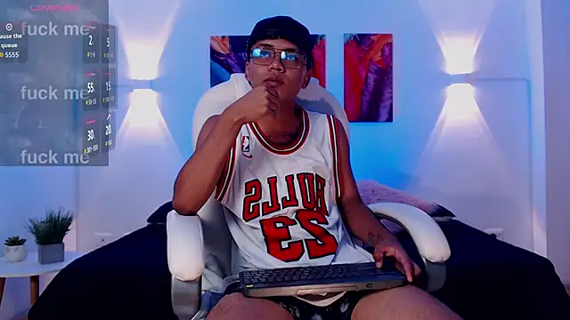 thiagosterling online show from April 8, 11:28 pm