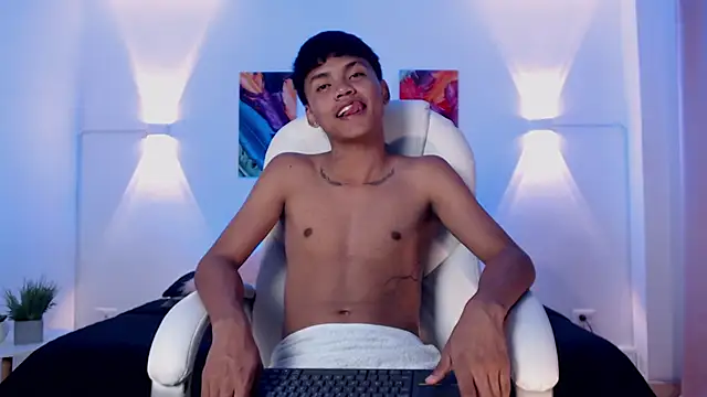 thiagosterling online show from April 7, 11:28 pm