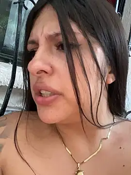 Snapshot of emiiross chatting on May 26, 11:03 pm emiiross online show from May 26, 11:03 pm