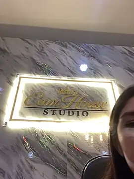 Snapshot of emiiross chatting on May 9, 2:59 am emiiross online show from May 9, 2:59 am