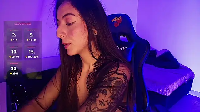 Nicolwhitee online show from May 3, 12:05 am
