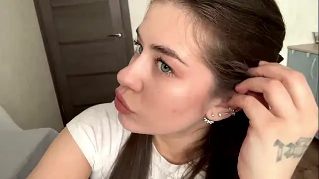 LypsiXo online show from March 31, 1:24 pm
