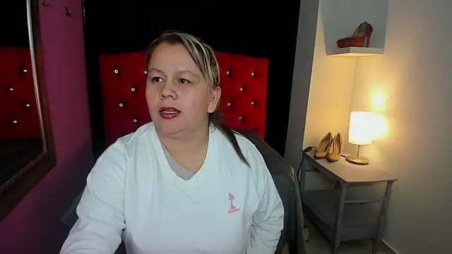 ScarletBigTitties online show from April 2, 11:50 am