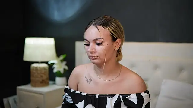 Snapshot of DaliaParis chatting on June 19, 7:52 pm DaliaParis online show from June 19, 7:52 pm