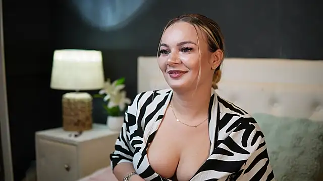 Snapshot of DaliaParis chatting on June 12, 8:17 pm DaliaParis online show from June 12, 8:17 pm