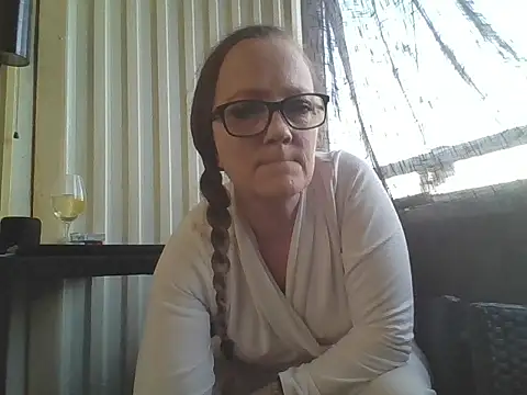 LizzieZ1975 online show from May 4, 6:33 pm