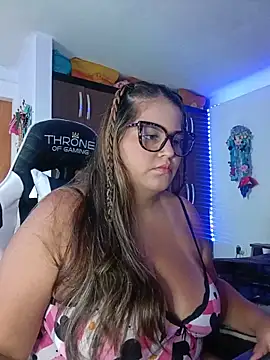 Snapshot of Bonny_rousse01 chatting on June 5, 12:33 pm Bonny rousse01 online show from June 5, 12:33 pm