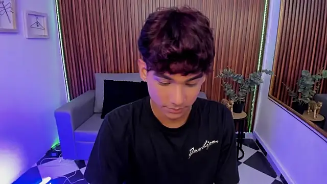 Snapshot of Oliver20__ chatting on March 20, 2:56 am Oliver20 online show from March 20, 2:56 am