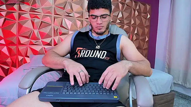 DanteTargaryen online show from April 16, 2:56 am