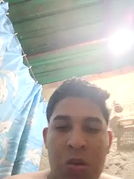 Snapshot of alee28728 chatting on June 20, 7:02 am alee28728 online show from June 20, 7:02 am