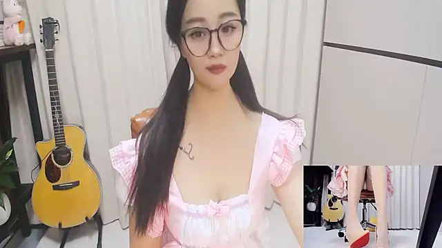Snapshot of Latte-01 chatting on June 1, 6:24 am Latte-01 online show from June 1, 6:24 am