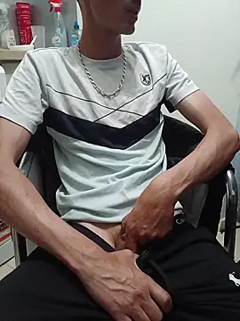 Snapshot of Skinboy06 chatting on June 21, 4:46 pm Skinboy06 online show from June 21, 4:46 pm