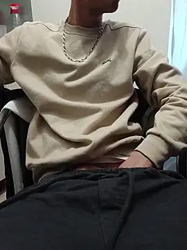 Snapshot of Skinboy06 chatting on June 4, 5:28 pm Skinboy06 online show from June 4, 5:28 pm