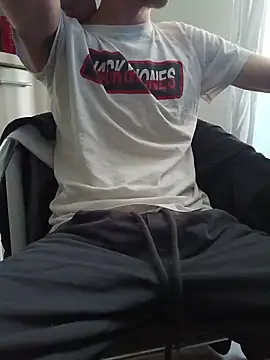 Snapshot of Skinboy06 chatting on June 3, 9:21 am Skinboy06 online show from June 3, 9:21 am