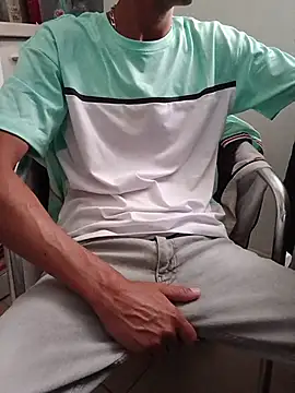 Snapshot of Skinboy06 chatting on July 15, 10:33 am Skinboy06 online show from July 15, 10:33 am