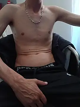 Snapshot of Skinboy06 chatting on June 19, 9:15 am Skinboy06 online show from June 19, 9:15 am