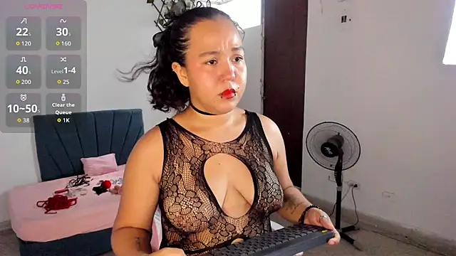 LisaTepes online show from April 4, 9:10 pm