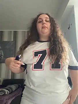 Snapshot of CurlyMaddie chatting on July 19, 10:01 am CurlyMaddie online show from July 19, 10:01 am