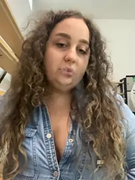 Snapshot of CurlyMaddie chatting on July 15, 9:05 am CurlyMaddie online show from July 15, 9:05 am