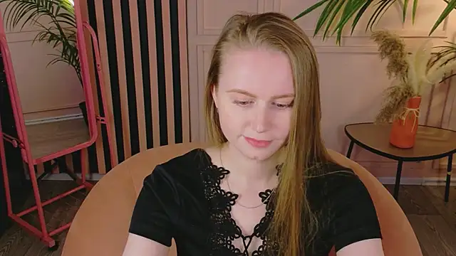 Lover Daisy  online show from May 5, 12:41 pm