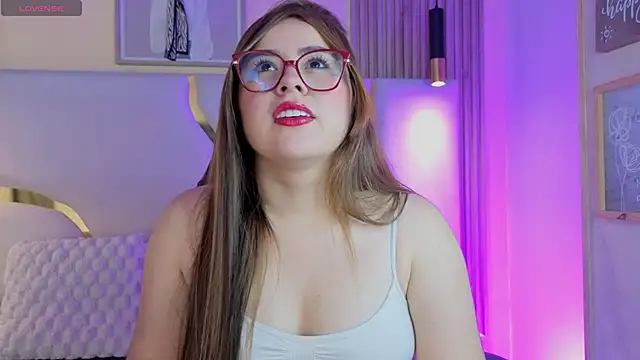 Snapshot of Renata_Jones1 chatting on April 8, 11:33 am Renata Jones1 online show from April 8, 11:33 am