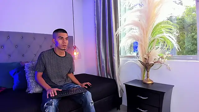 your d0ll1 online show from June 4, 12:10 pm