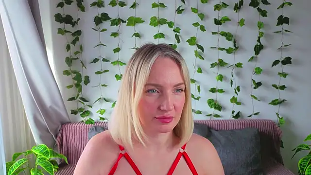 MonikFoxi online show from April 3, 3:57 am