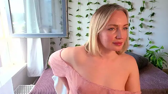 MonikFoxi online show from May 22, 4:43 am