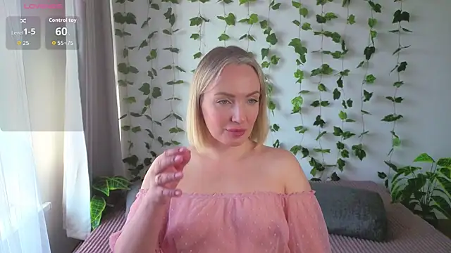 MonikFoxi online show from April 17, 4:04 am