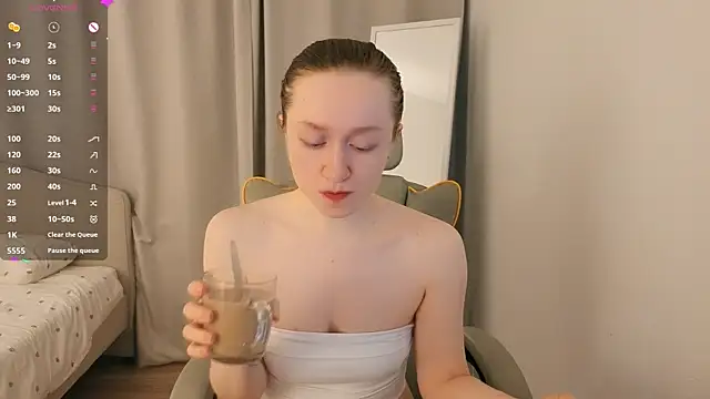 Snapshot of mowalova chatting on July 17, 4:53 am mowalova online show from July 17, 4:53 am