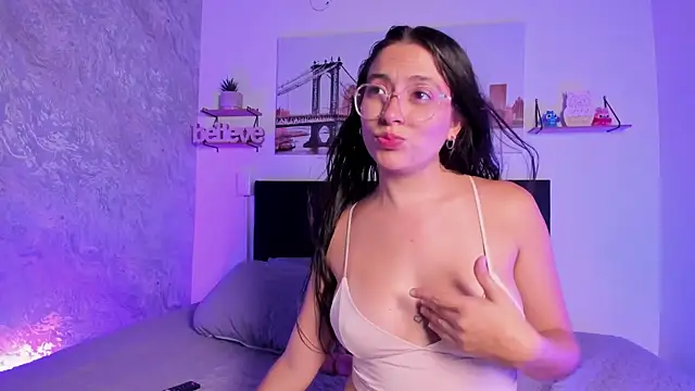 SofiaLujan  online show from April 28, 11:20 pm
