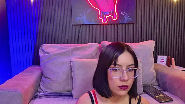 HannaMiller01  online show from March 26, 7:45 pm