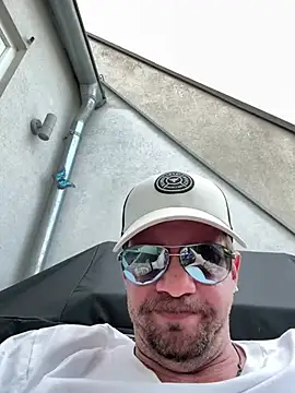 Snapshot of stefhart chatting on April 16, 4:41 pm stefhart online show from April 16, 4:41 pm